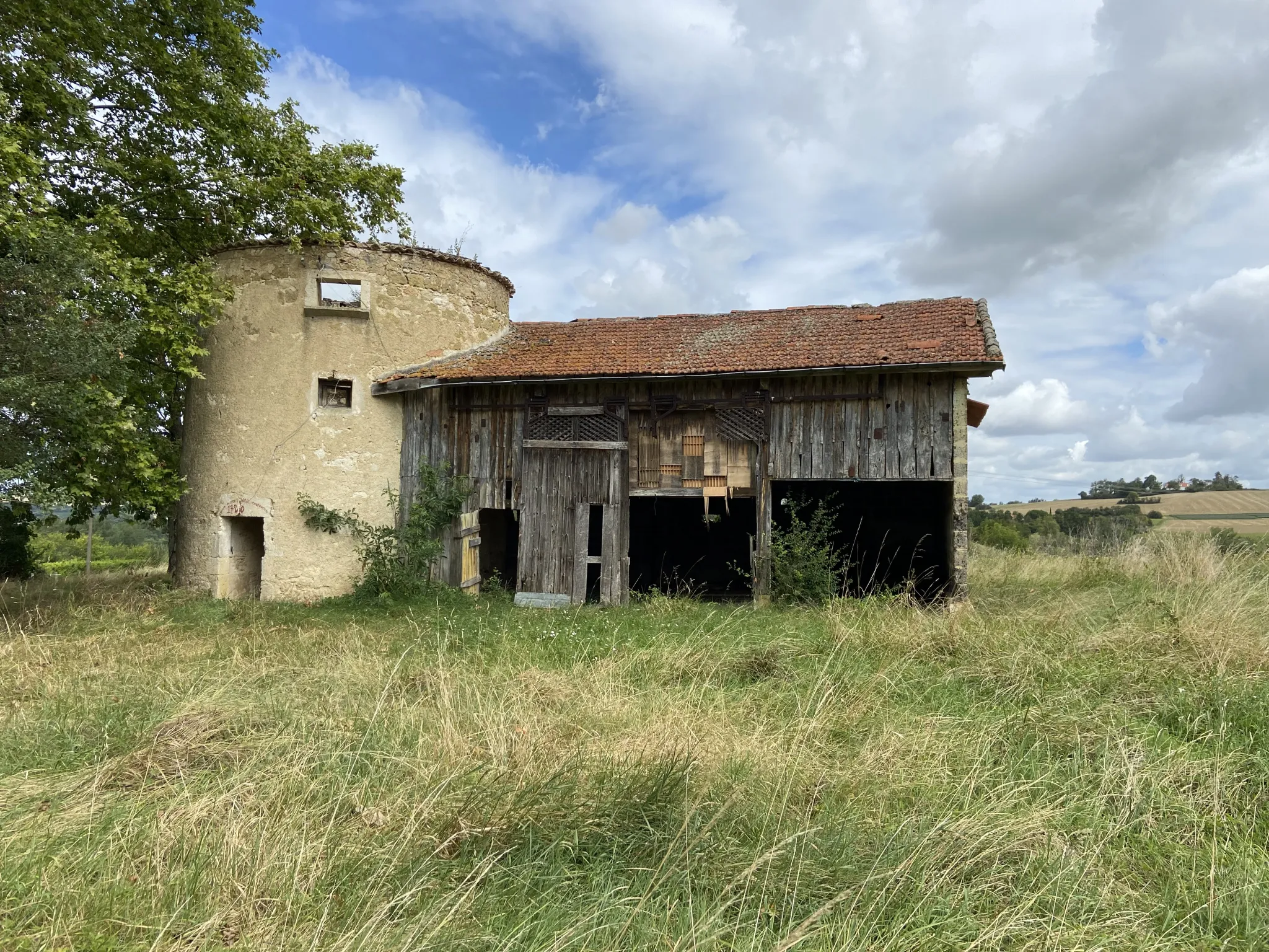 Ancien moulin à vent en pierre avec une grange attenante profitant d’une très belle vue sur Condom 