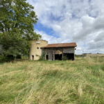 Ancien moulin à vent en pierre avec une grange attenante profitant d’une très belle vue sur Condom