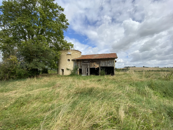 Ancien moulin à vent en pierre avec une grange attenante profitant d’une très belle vue sur Condom