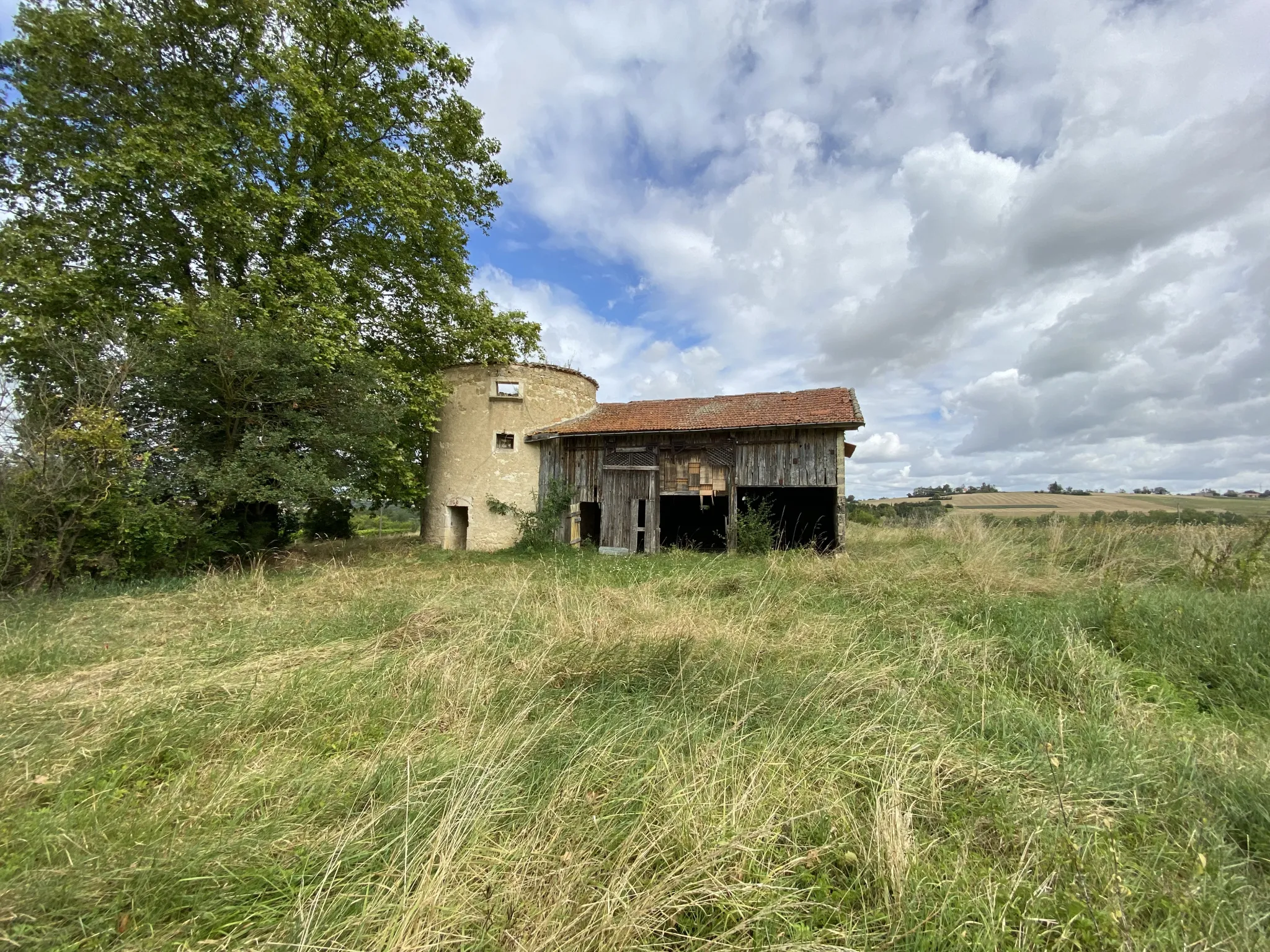 Ancien moulin à vent en pierre avec une grange attenante profitant d’une très belle vue sur Condom 