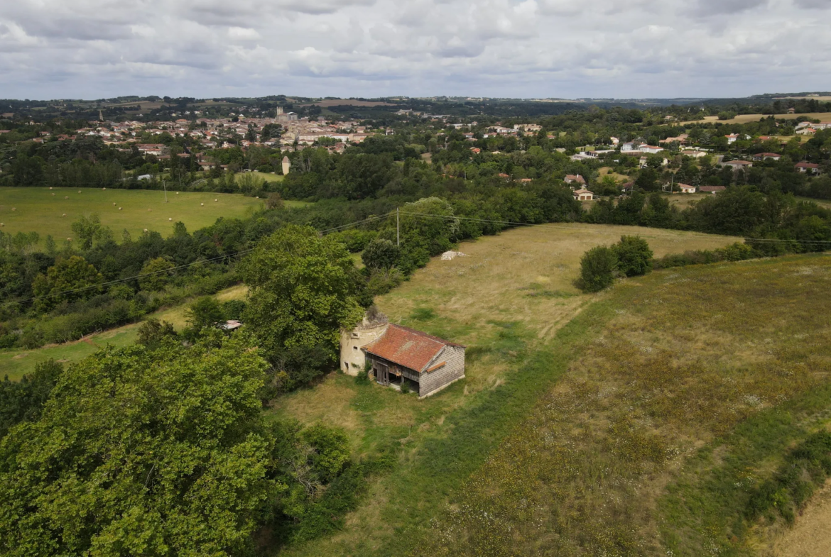 Ancien moulin à vent en pierre avec une grange attenante profitant d’une très belle vue sur Condom 