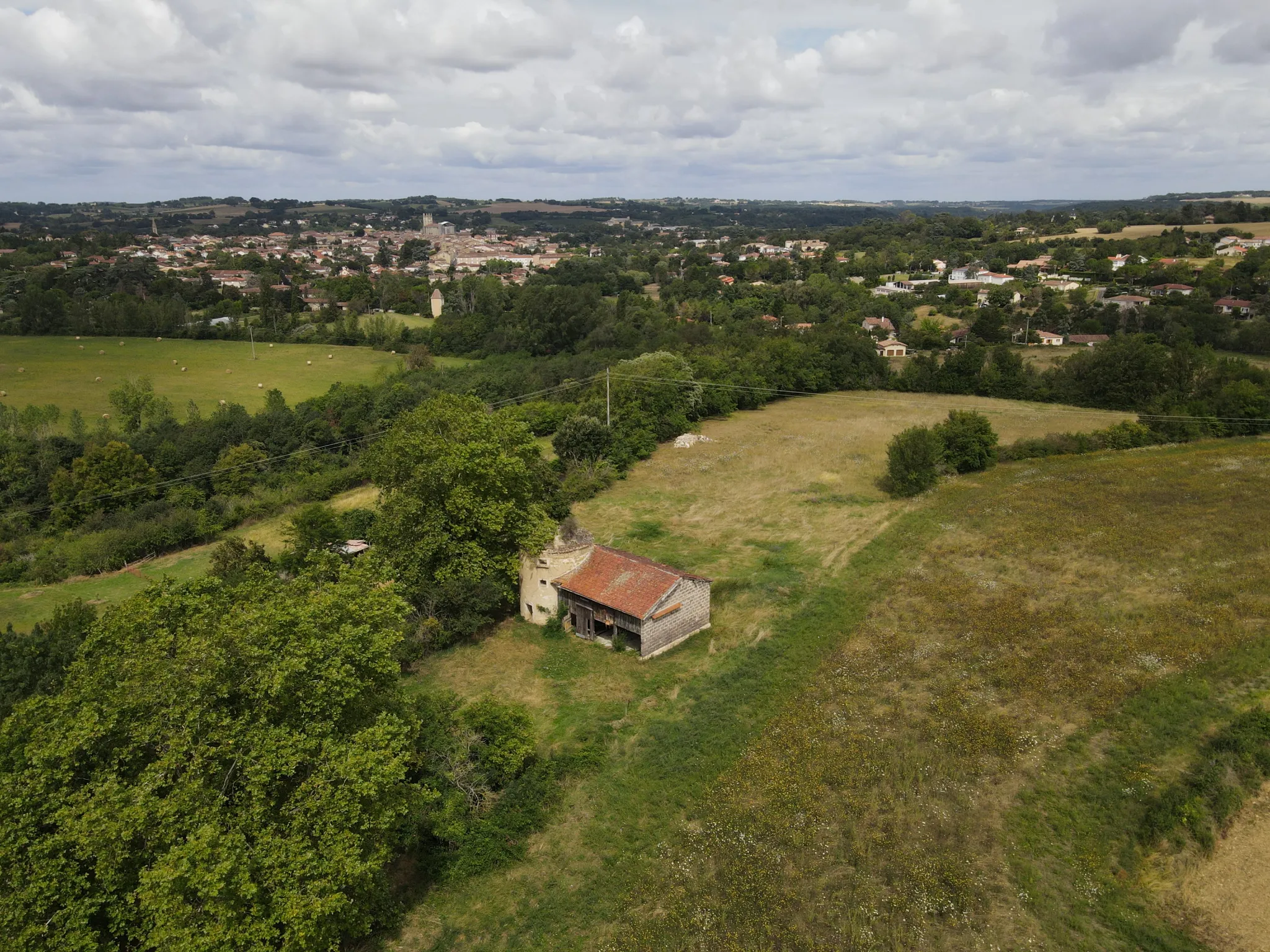 Ancien moulin à vent en pierre avec une grange attenante profitant d’une très belle vue sur Condom 