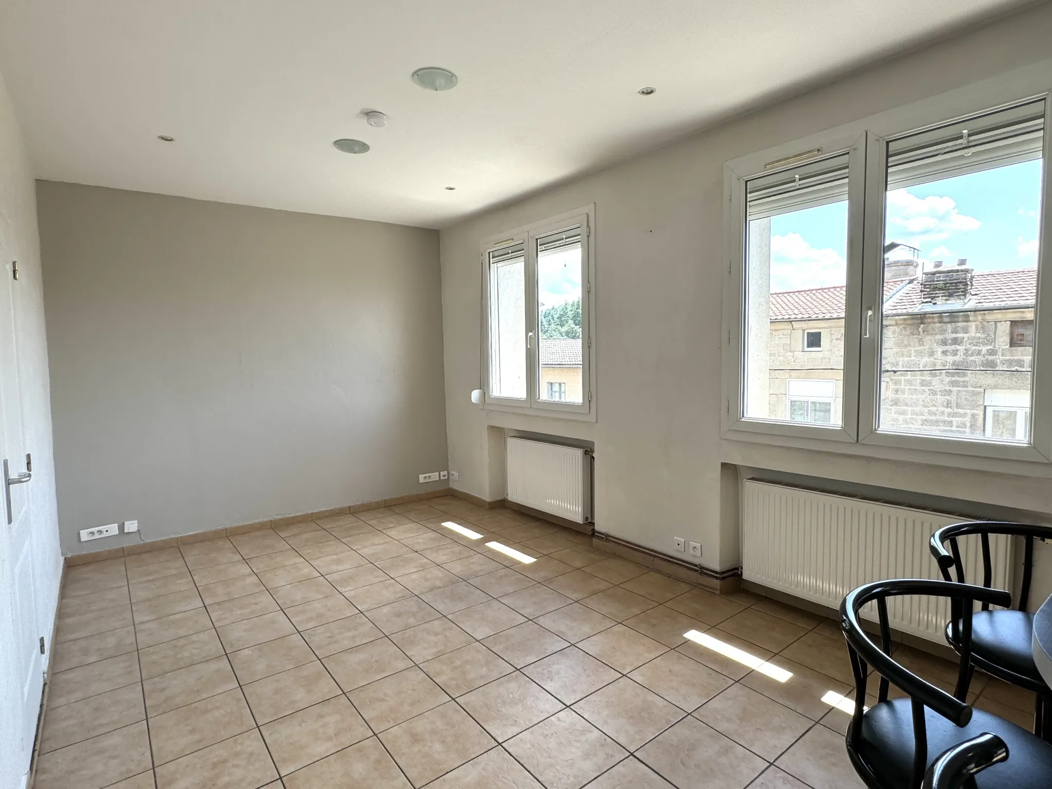 Appartement F2 avec cave et jardin privatif a Saint-Genest-Lerpt 