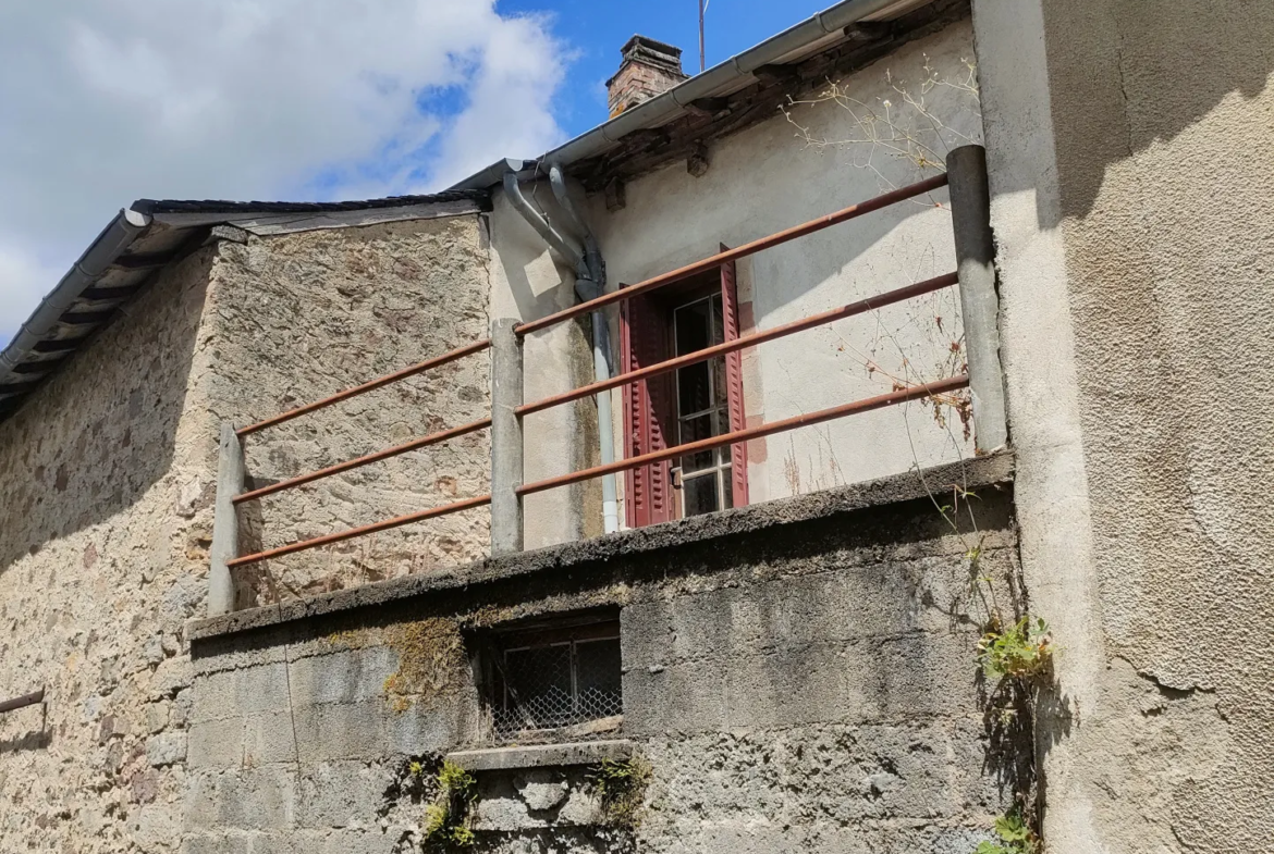 Maison à Rénover au Centre du Village de Vignols 