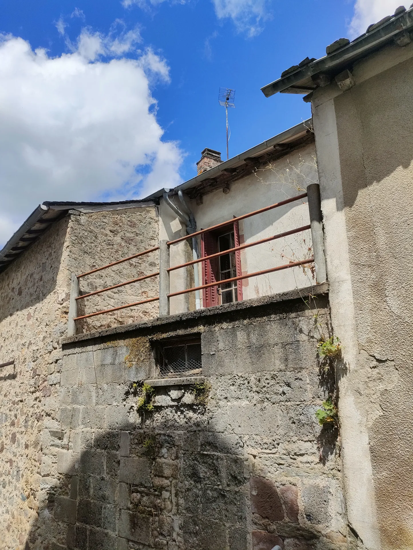 Maison à Rénover au Centre du Village de Vignols 