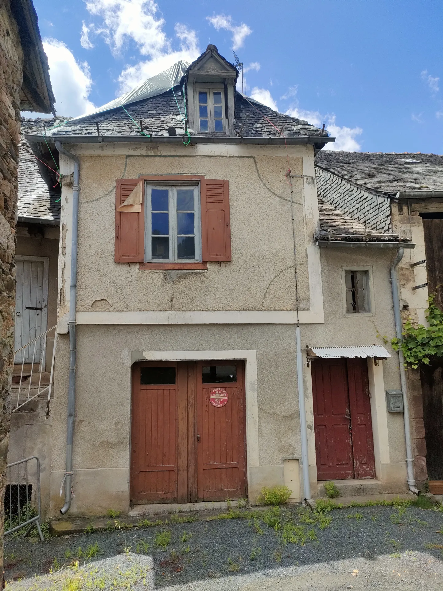 Maison à Rénover au Centre du Village de Vignols 