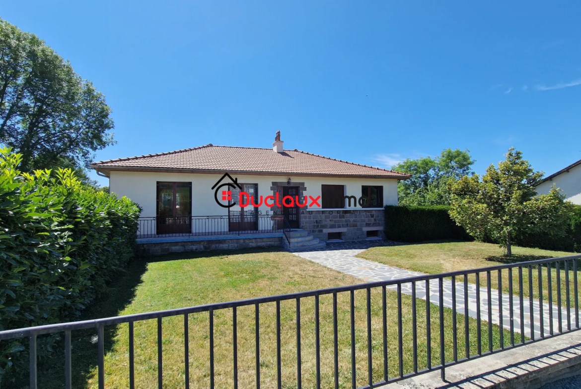 Maison individuelle à Naucelles avec terrain clos de 1001 m2 