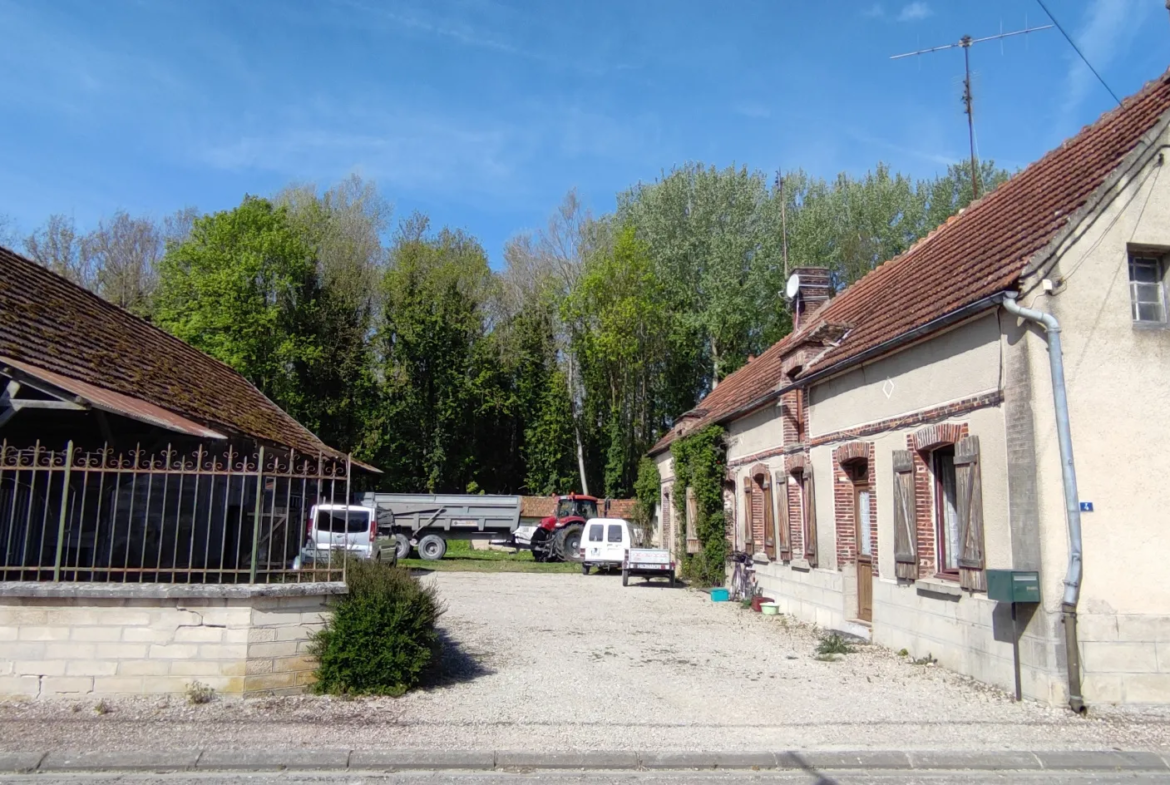 Ancienne Ferme à St Martin de Bossenay - 117 m² - Terrain 3720 m² 