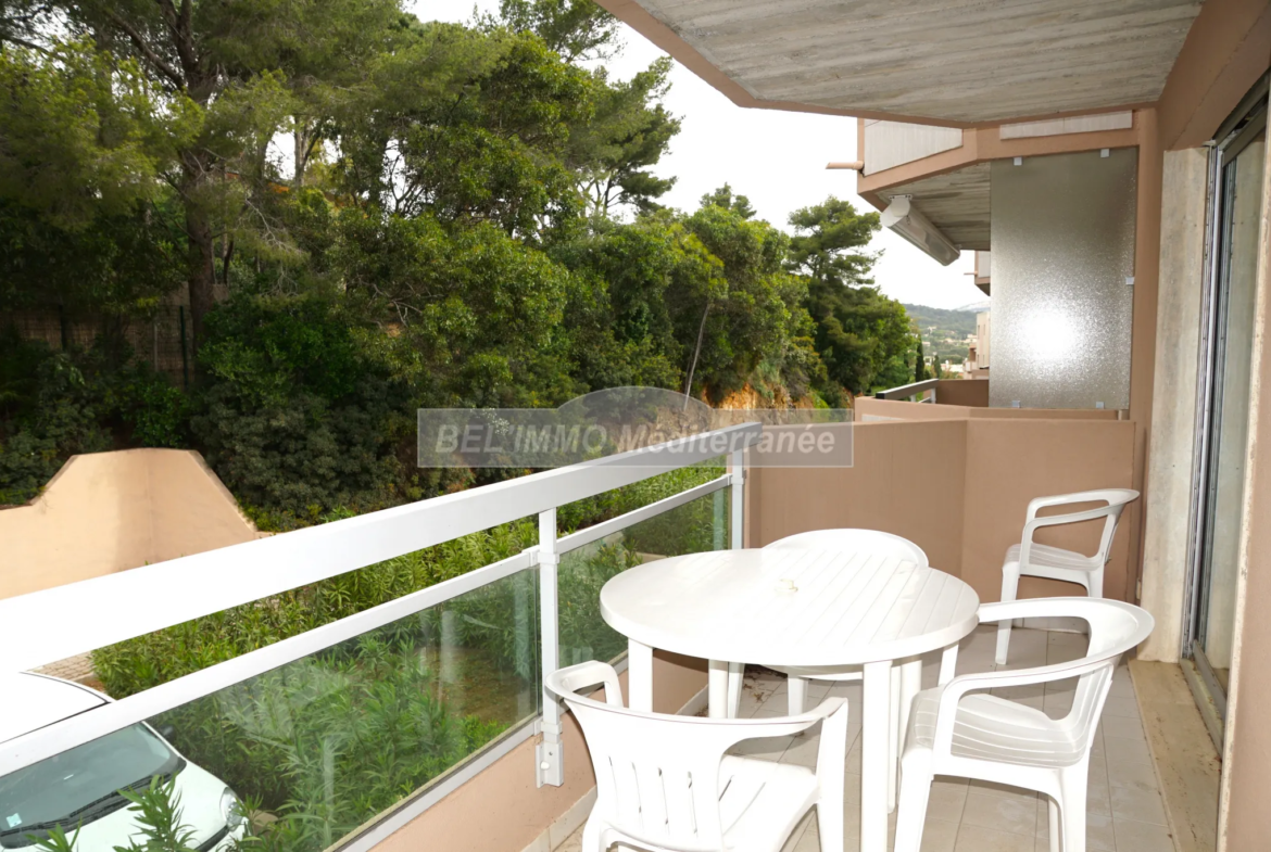 Studio avec Belle Terrasse, Cave et Parking à Cavalaire sur Mer 