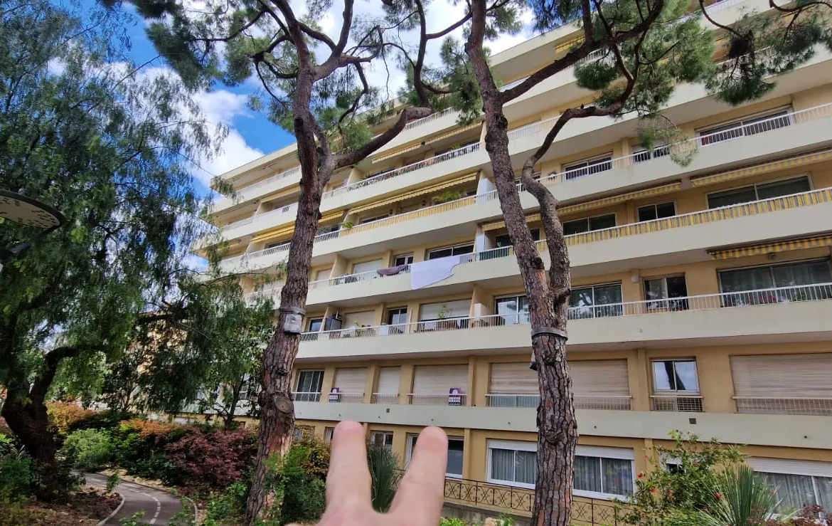 Appartement 2 pièces à Cagnes-sur-Mer avec vue dégagée sur parc 