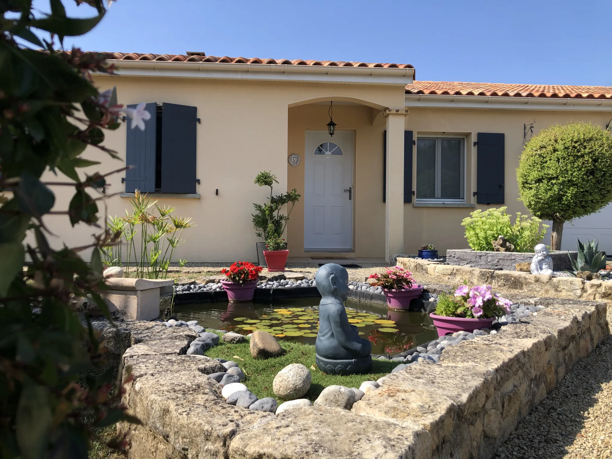 Pavillon de plain pied avec jardin arboré et grand garage à Massognes 