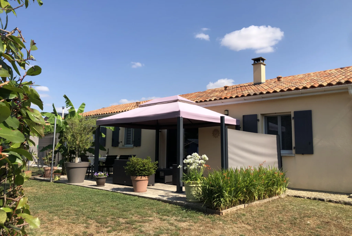 Pavillon de plain pied avec jardin arboré et grand garage à Massognes 