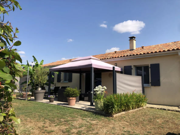 Pavillon de plain pied avec jardin arboré et grand garage à Massognes