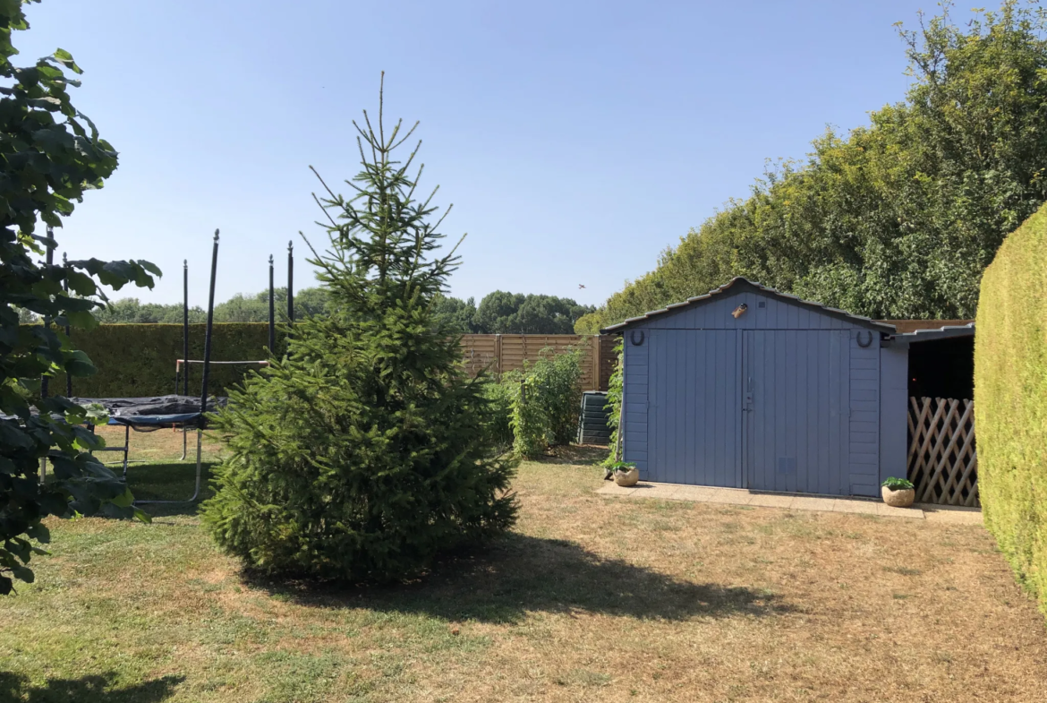 Pavillon de plain pied avec jardin arboré et grand garage à Massognes 