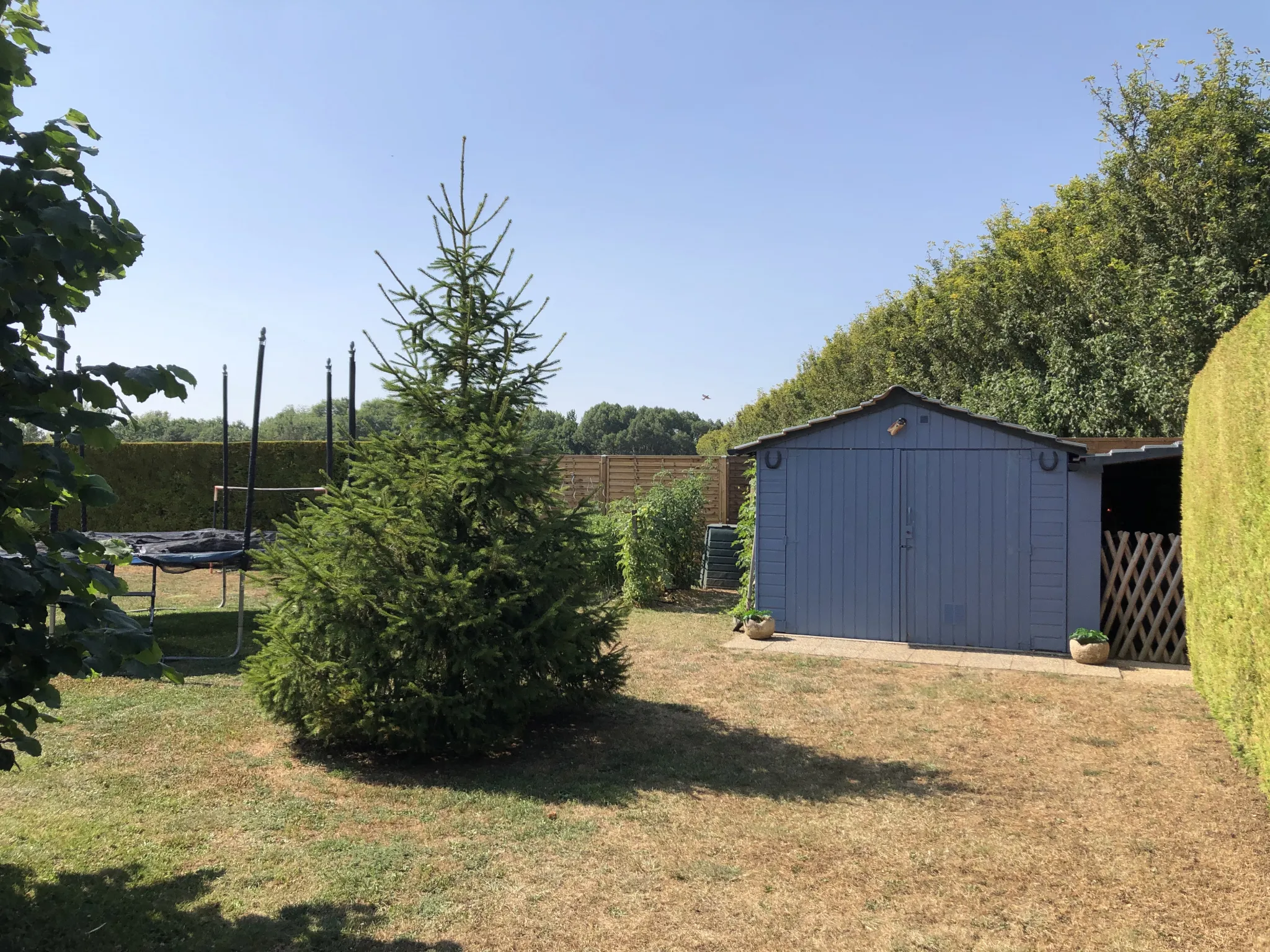 Pavillon de plain pied avec jardin arboré et grand garage à Massognes 