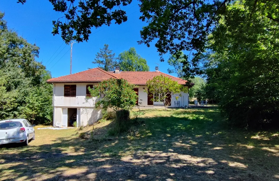 Charming 70s House with Land in Montmorin 