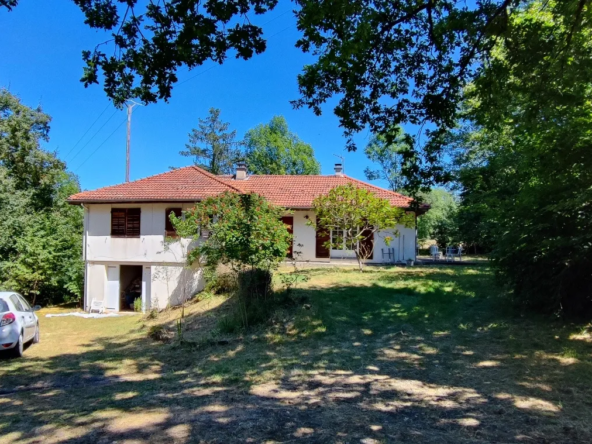 Charming 70s House with Land in Montmorin