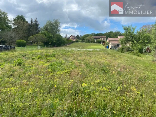 Terrain constructible à Vers 2515m2 - 56 000 €