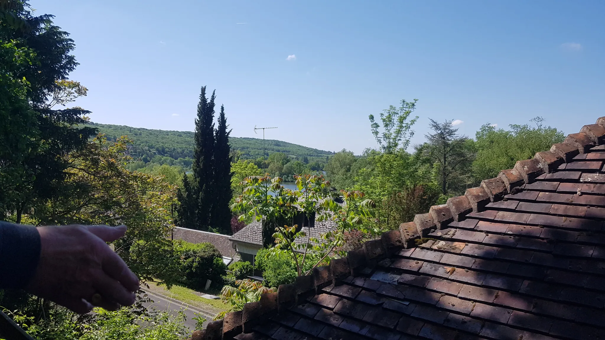 Maison atypique F3 à rénover avec garage à Vetheuil 