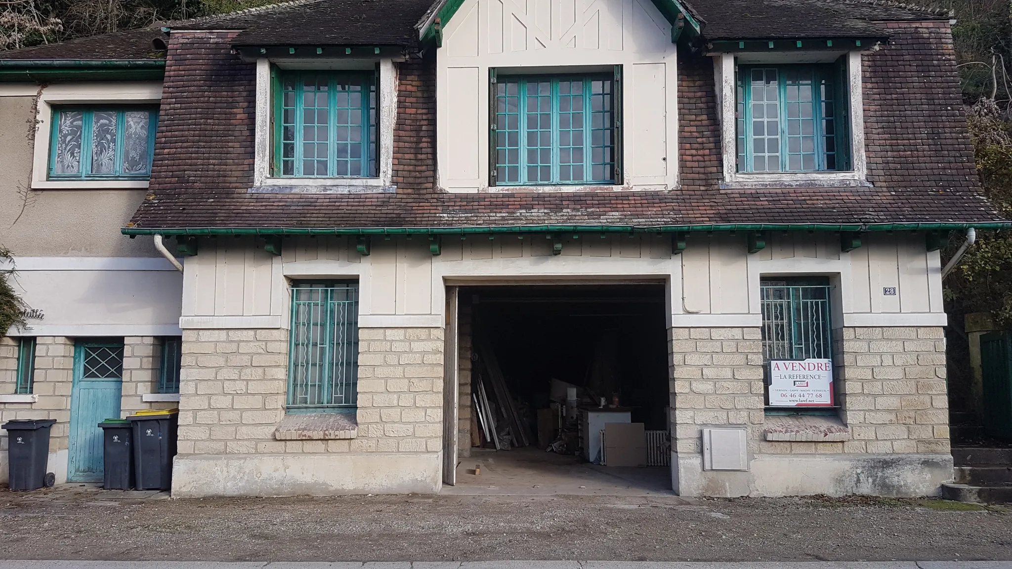 Maison atypique F3 à rénover avec garage à Vetheuil 