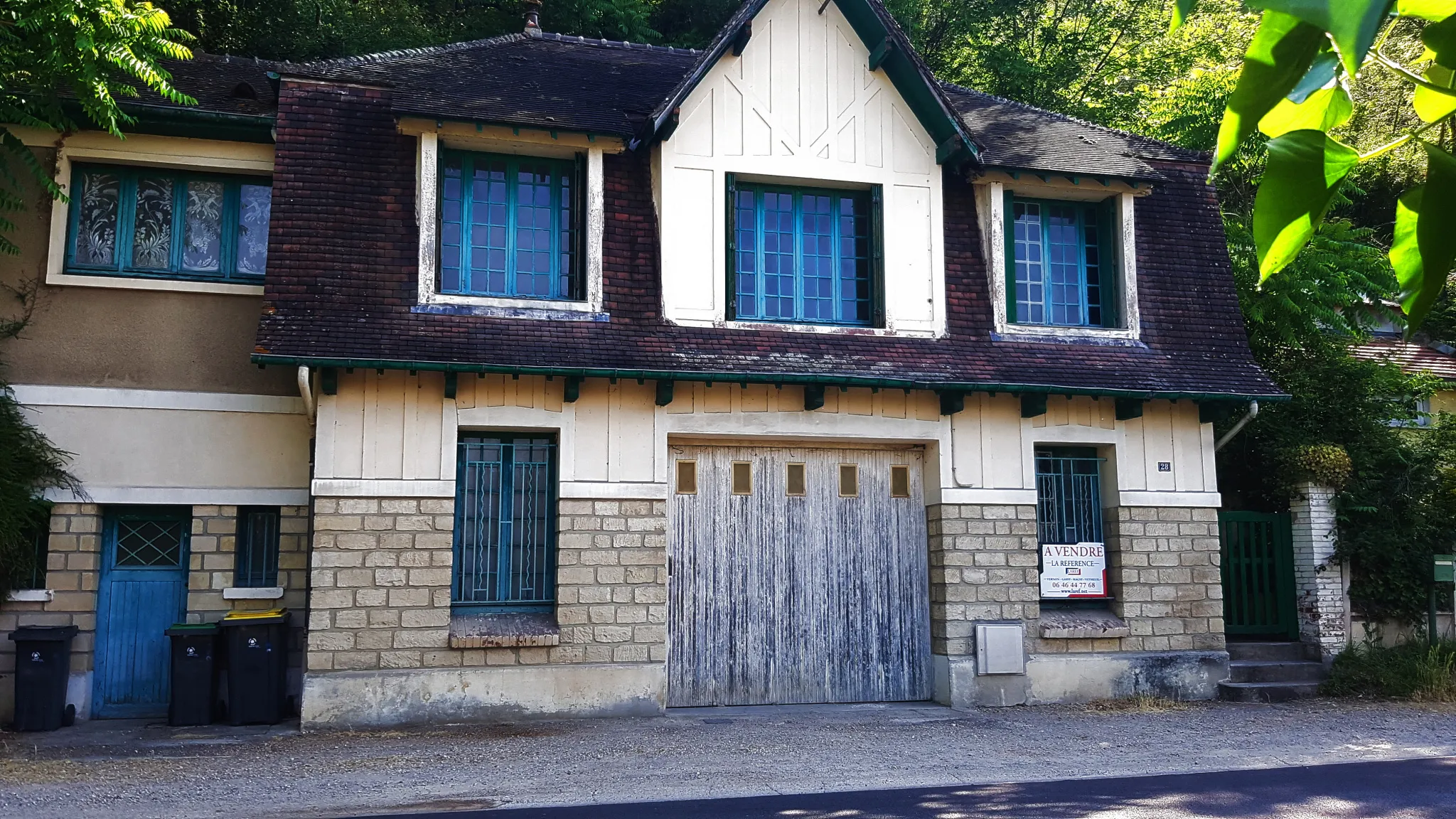 Maison atypique F3 à rénover avec garage à Vetheuil 