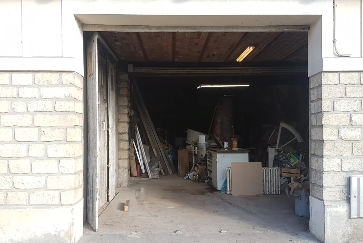 Maison atypique F3 à rénover avec garage à Vetheuil 