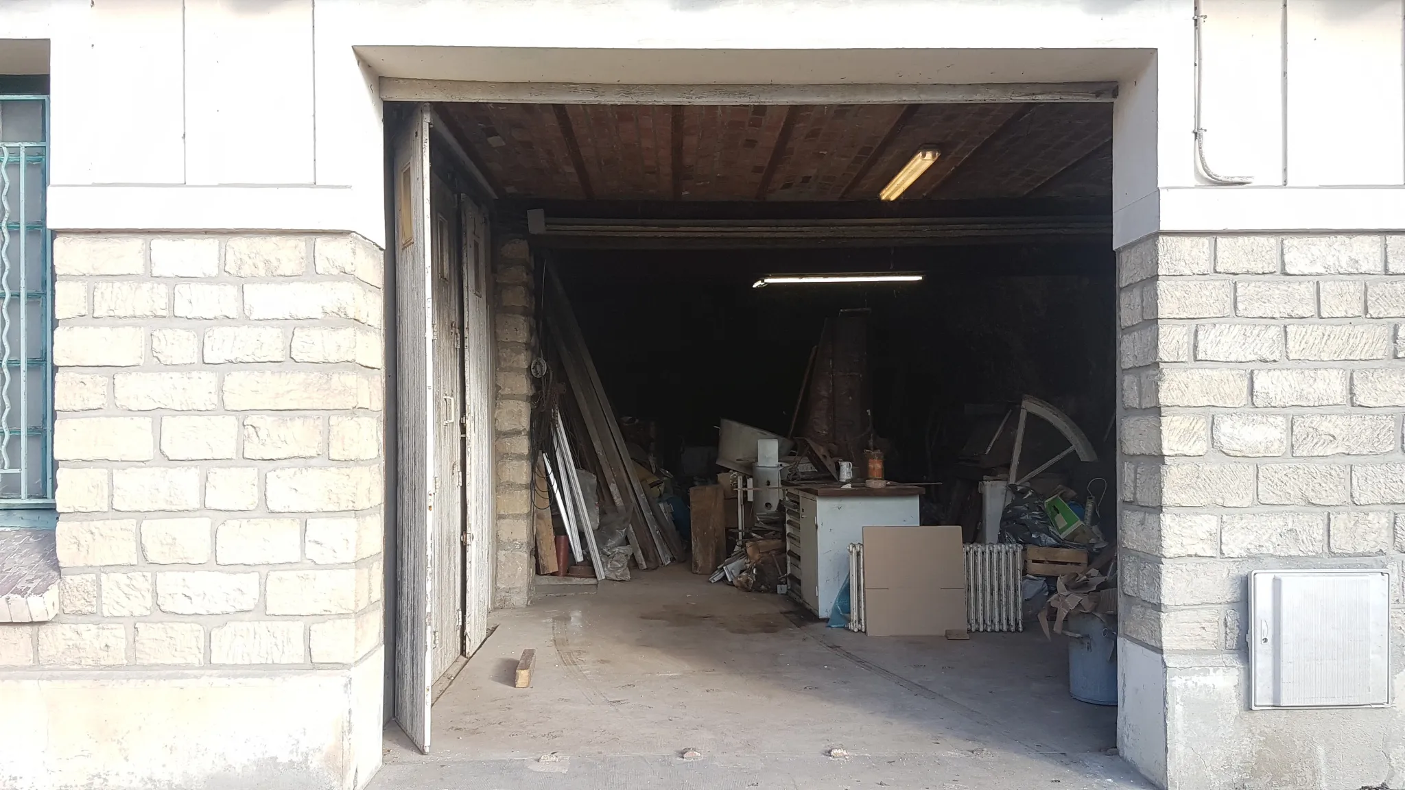 Maison atypique F3 à rénover avec garage à Vetheuil 