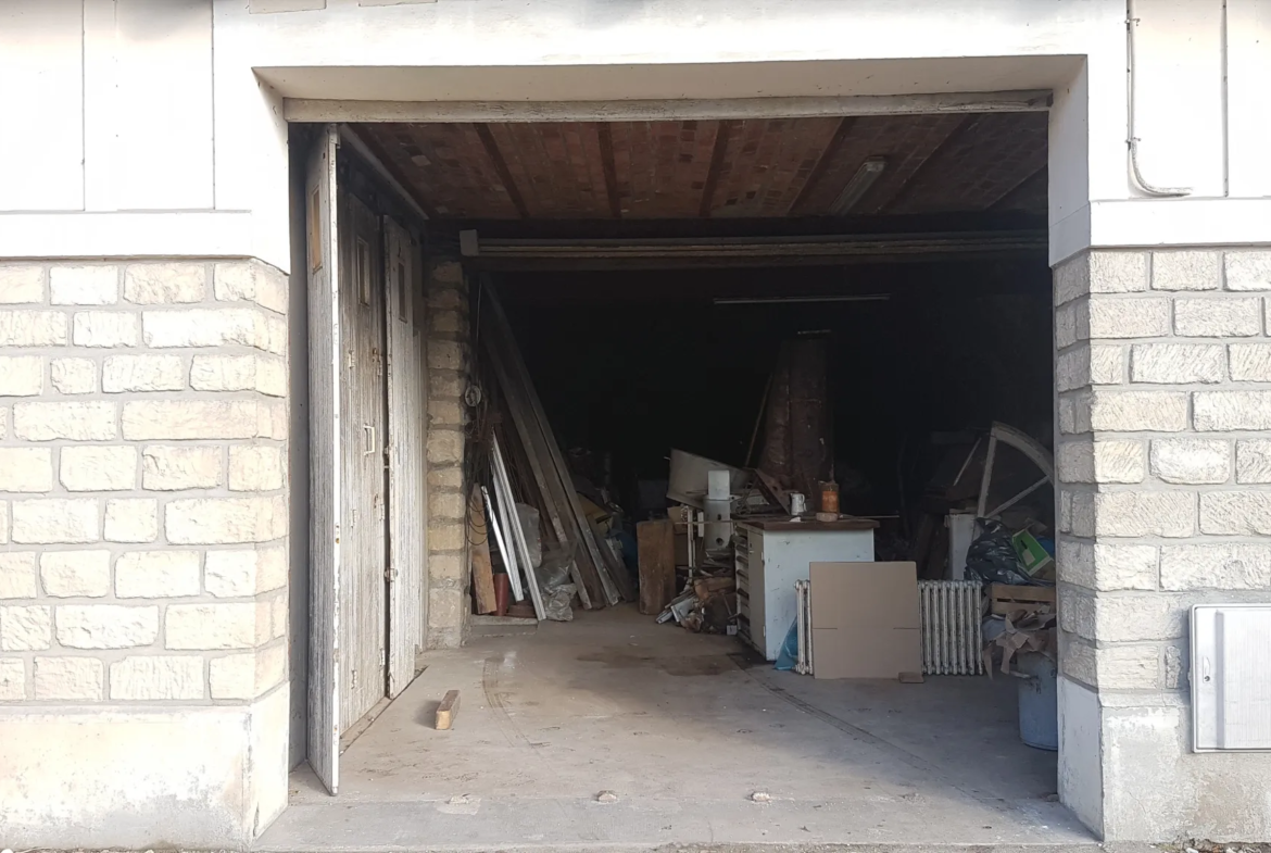 Maison atypique F3 à rénover avec garage à Vetheuil 