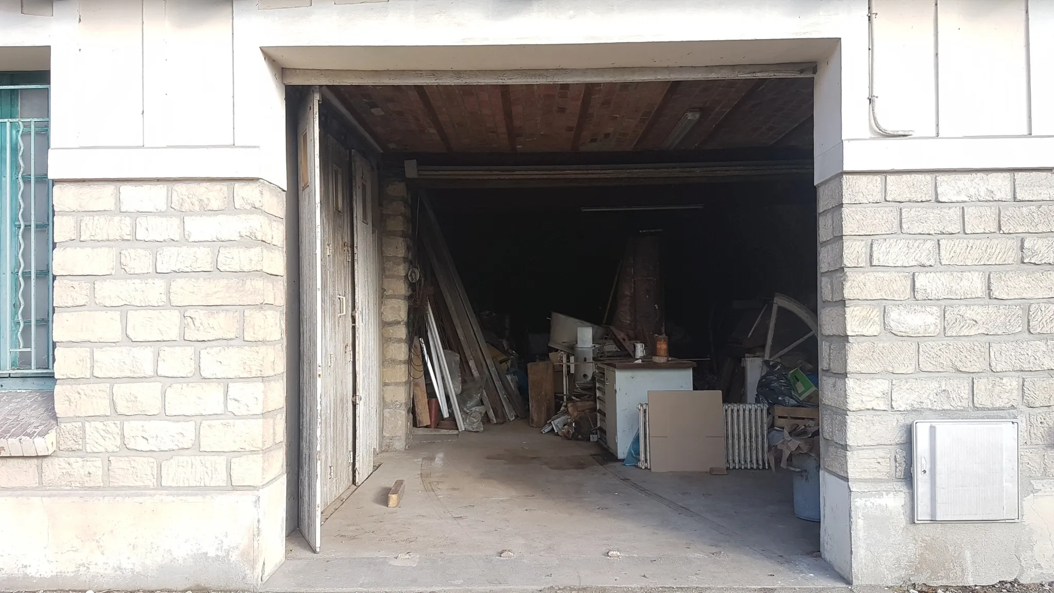 Maison atypique F3 à rénover avec garage à Vetheuil 