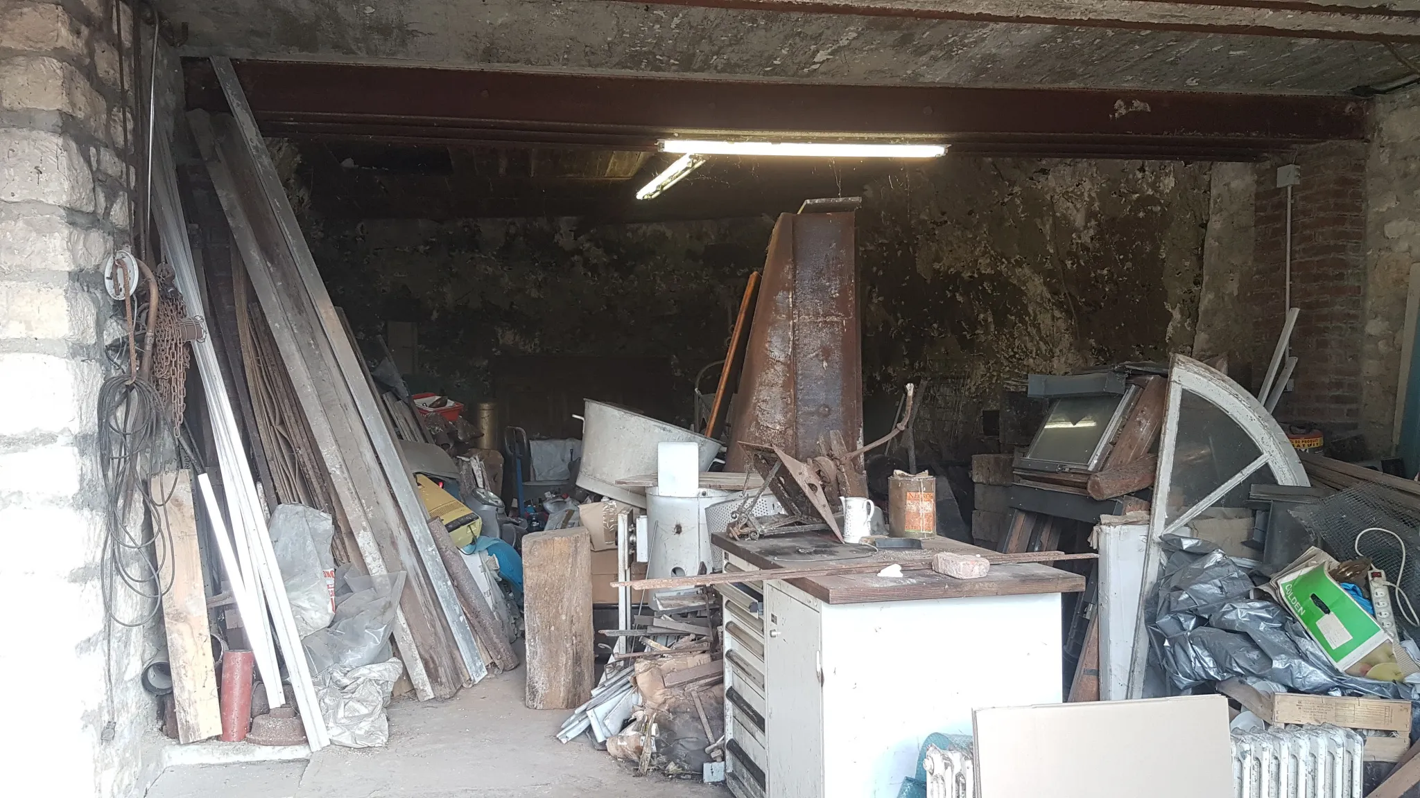 Maison atypique F3 à rénover avec garage à Vetheuil 