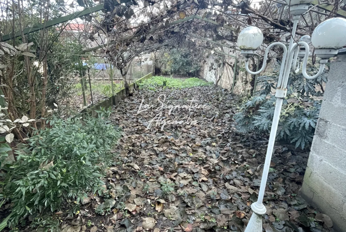 Immeuble avec local commercial et logements à terminer à Agen 