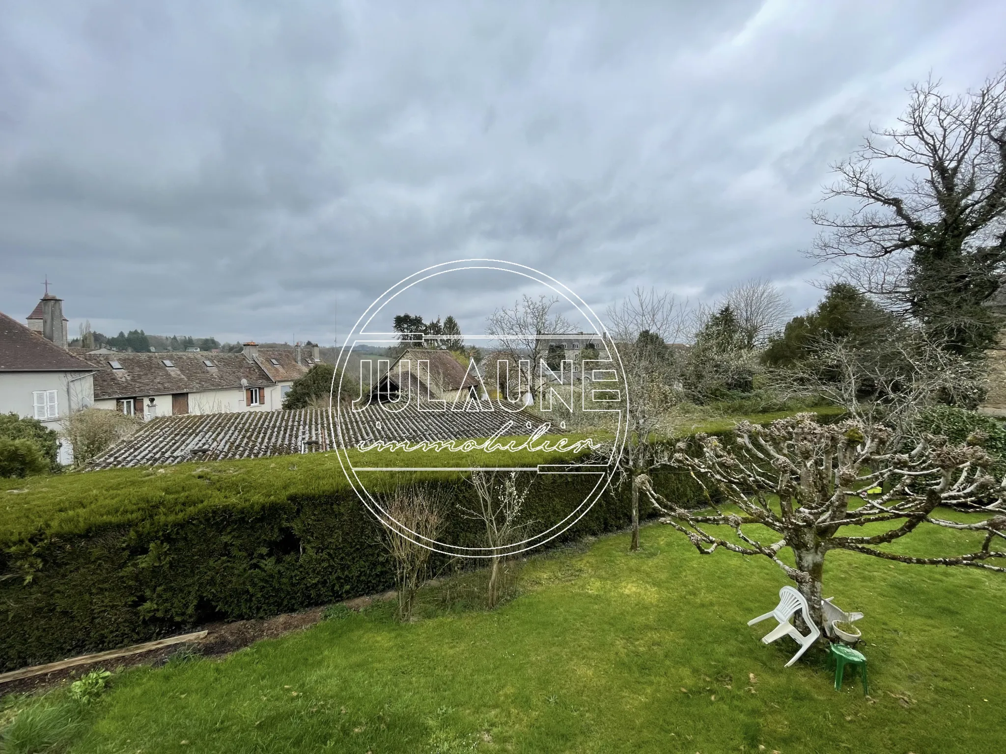 Maison à rénover La Meyze : 3 chambres, grand salon, terrain de 845m2 