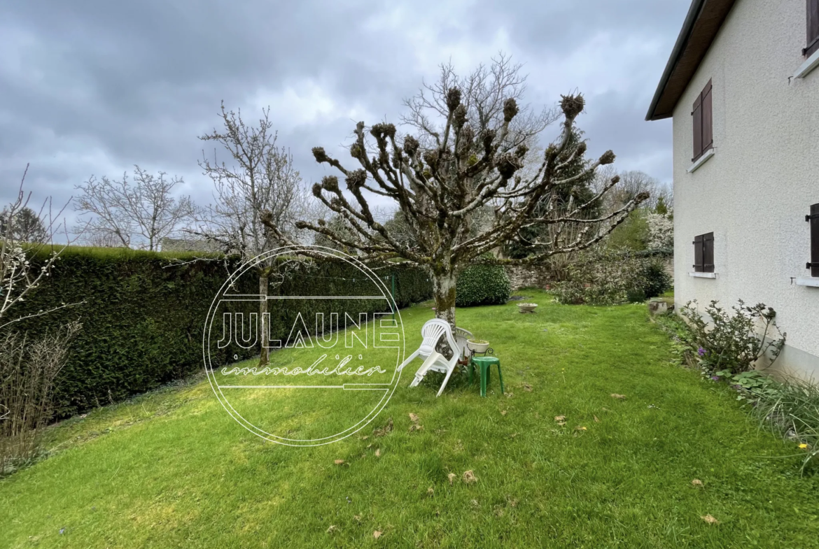 Maison à rénover La Meyze : 3 chambres, grand salon, terrain de 845m2 