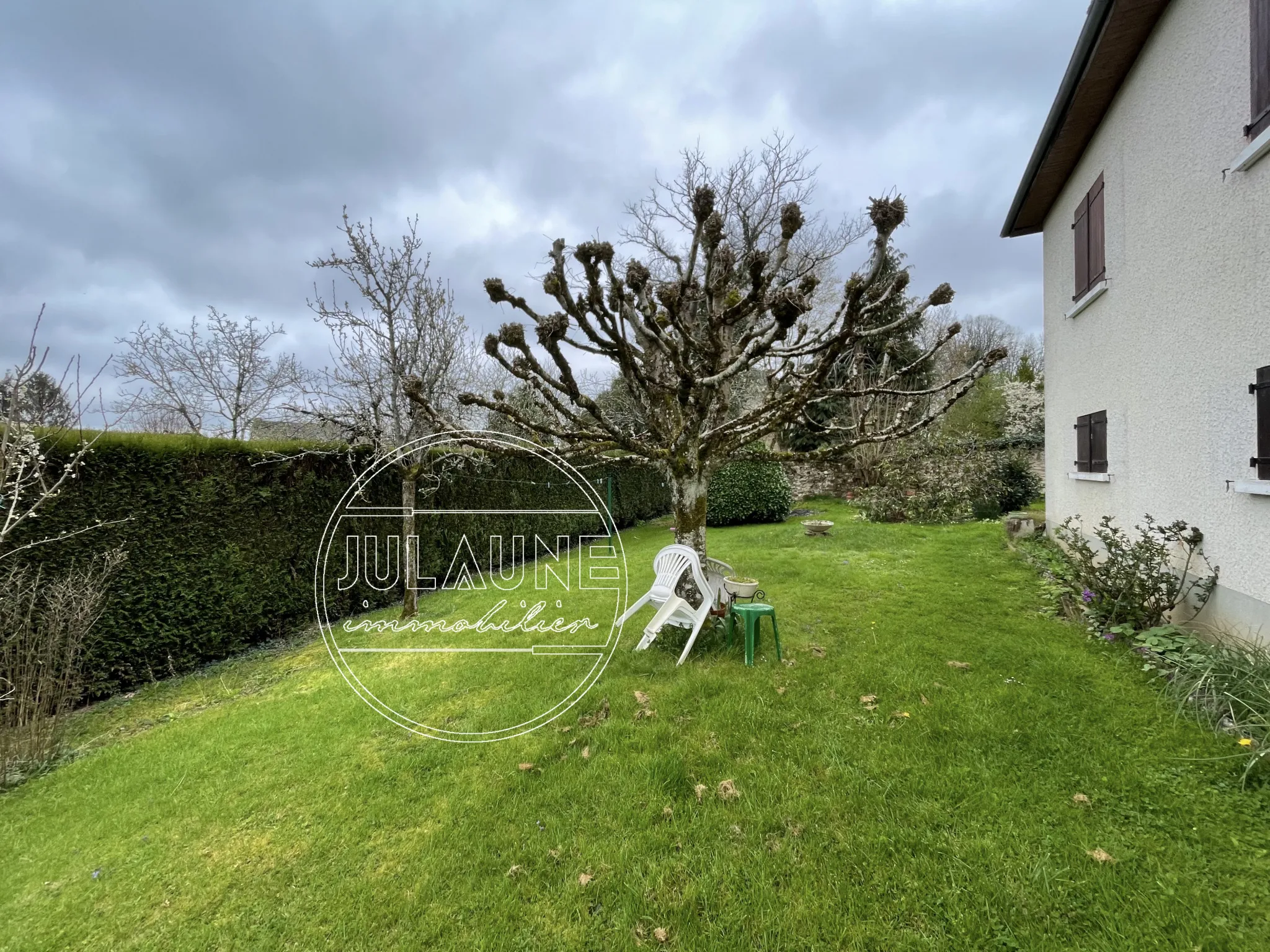 Maison à rénover La Meyze : 3 chambres, grand salon, terrain de 845m2 