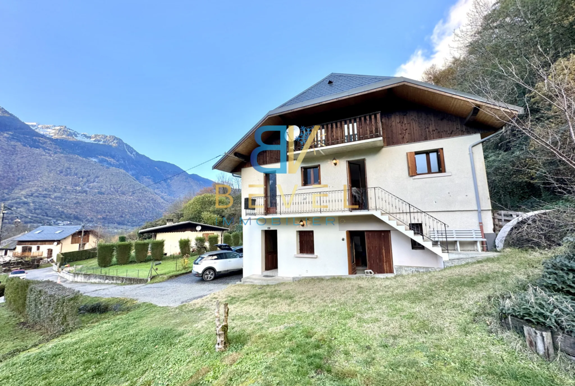 Maison mitoyenne à Chavannes-en-Maurienne avec jardin et vue sur les montagnes 