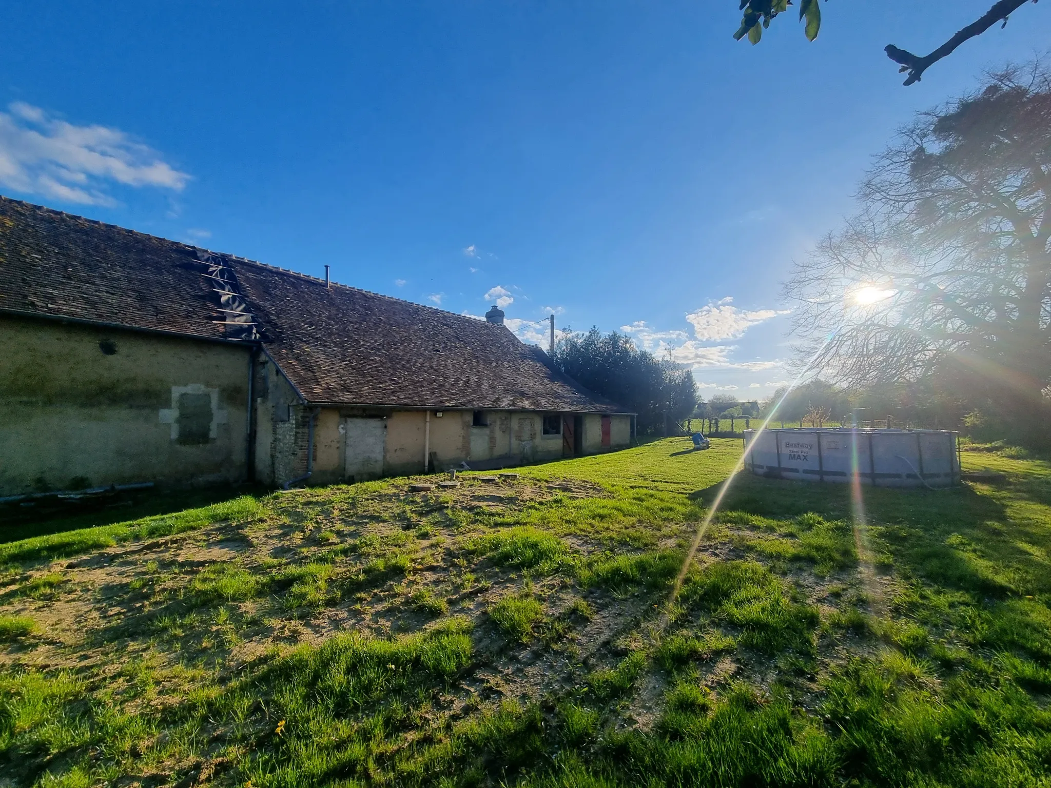 Longère à Mêle-Sur-Sarthe avec 2 Chambres et Terrain de 3500m2 