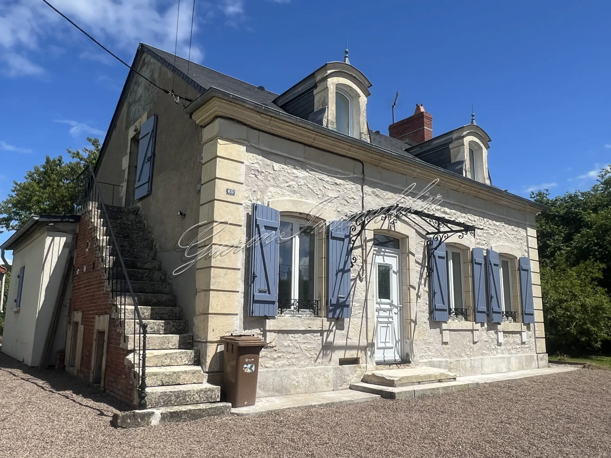 Maison en pierre rénovée avec soin à Urzy 