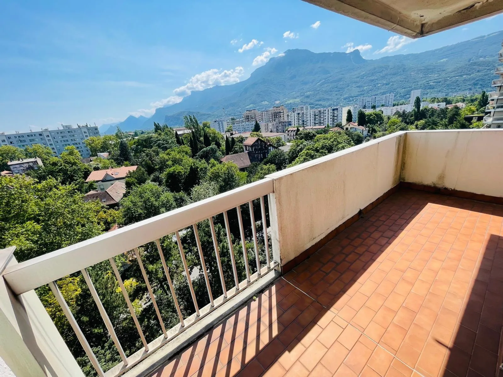 Appartement 2 pièces à Grenoble avec vue montagnes et balcon terrasse 