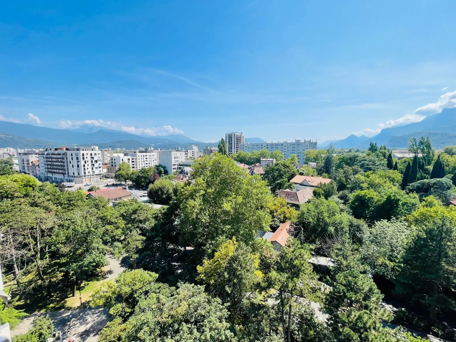 Appartement 2 pièces à Grenoble avec vue montagnes et balcon terrasse 