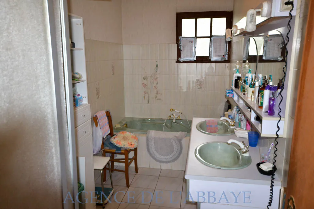 Saintes Right Bank - Single-Story House with 2 Bedrooms + Studio 20m2, Garage, Land 879 m2 