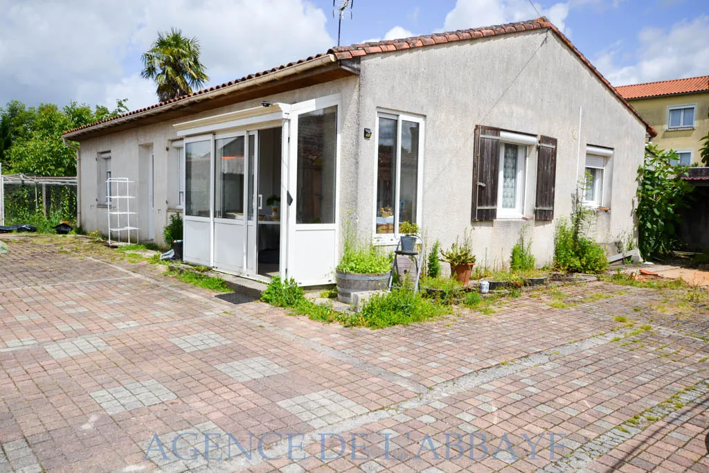 Saintes Right Bank - Single-Story House with 2 Bedrooms + Studio 20m2, Garage, Land 879 m2 