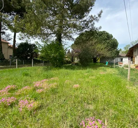 Terrain à Bâtir avec Possibilité de Deux Maisons R+1