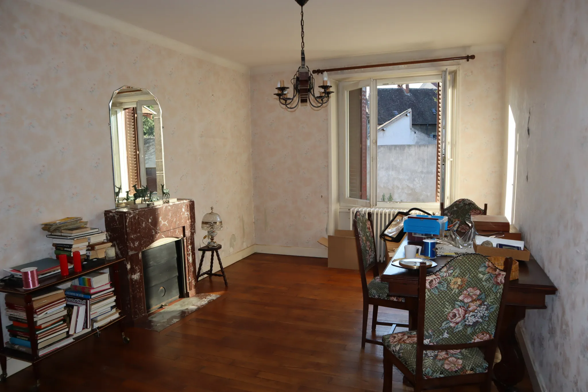 Maison divisée en deux appartements à Autun 