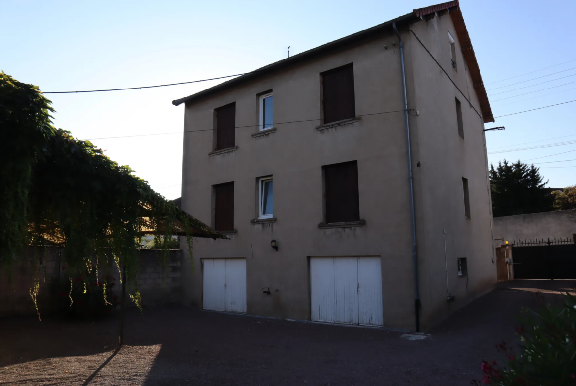 Maison divisée en deux appartements à Autun 