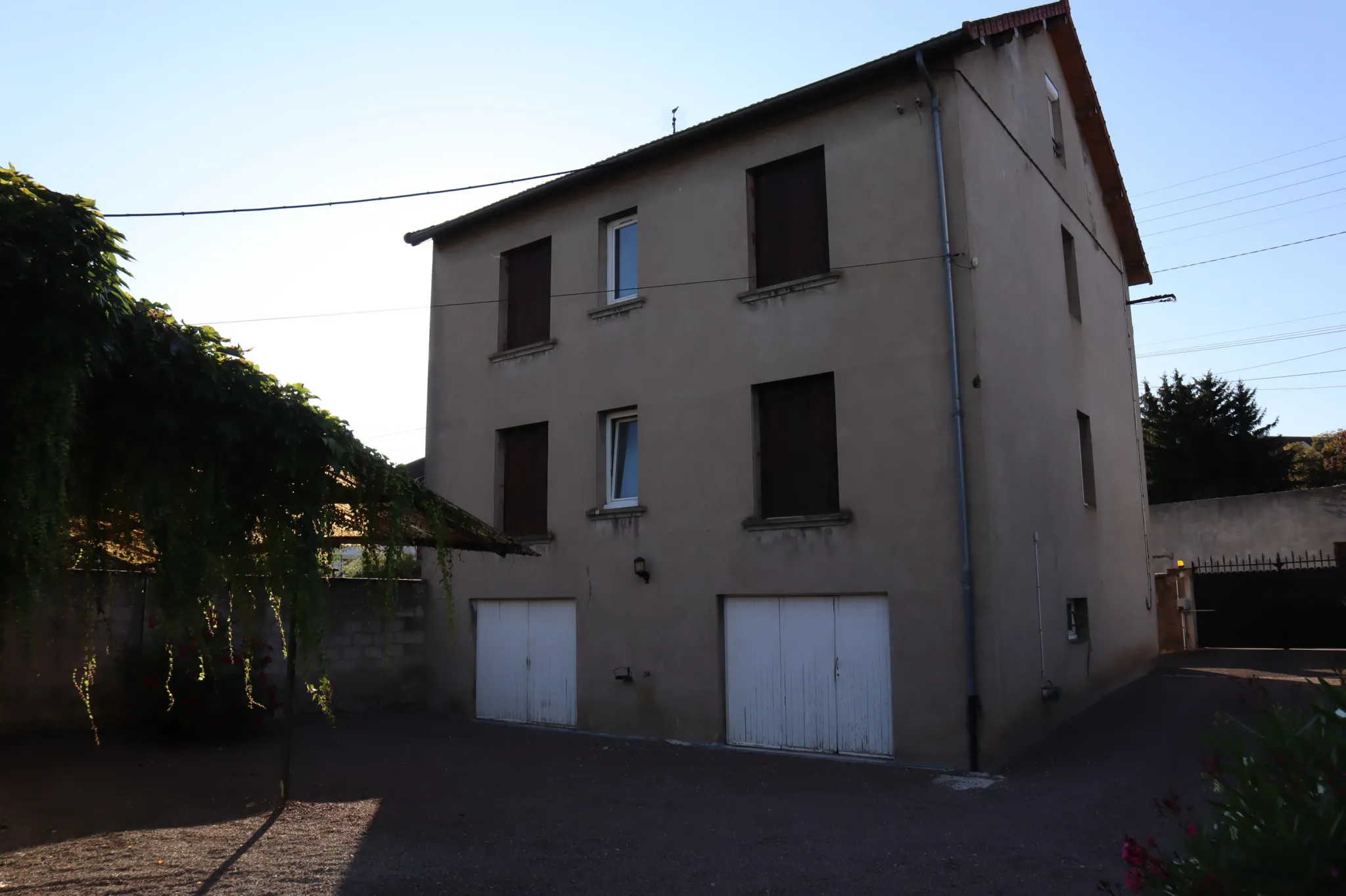 Maison divisée en deux appartements à Autun 