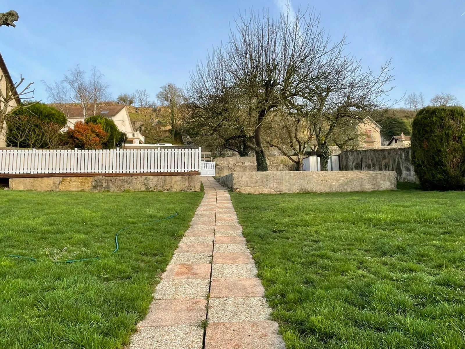 Magnifique Maison à Montbard avec Grand Terrain 