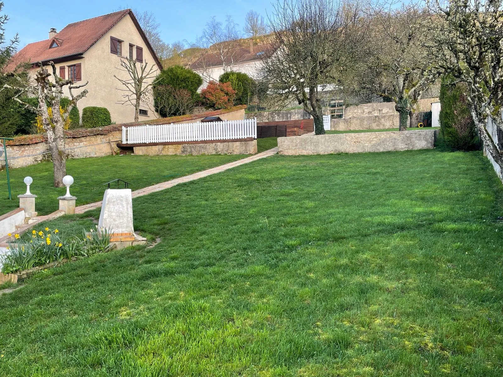 Magnifique Maison à Montbard avec Grand Terrain 