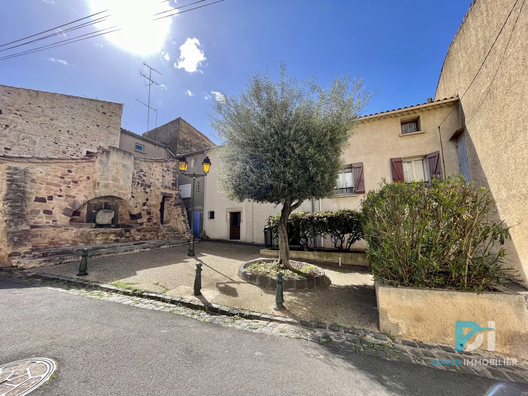 Maison de Village T5 Avec Terrasse Et Garage à Montblanc 