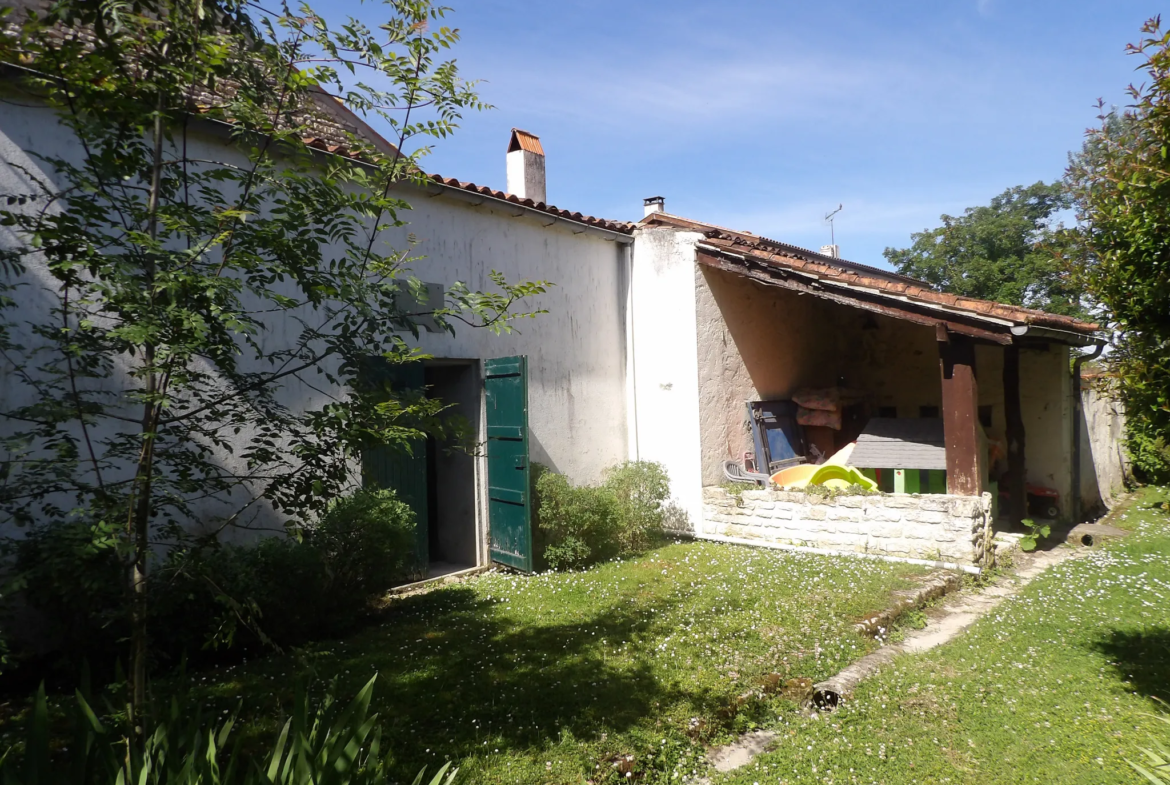 Maison Ancienne de 5 Pièces avec Jardin et Dépendances à Bazauges 