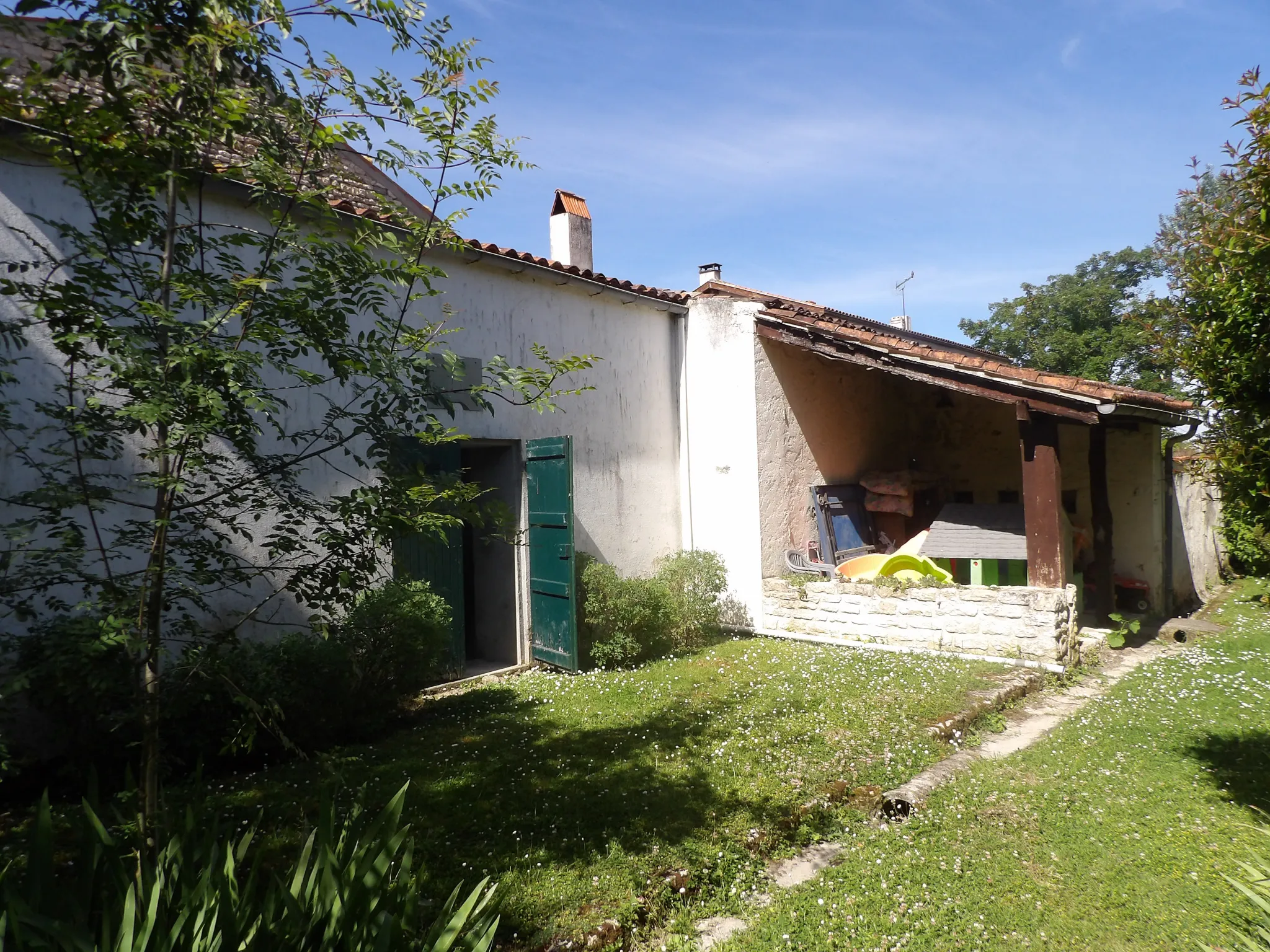 Maison Ancienne de 5 Pièces avec Jardin et Dépendances à Bazauges 